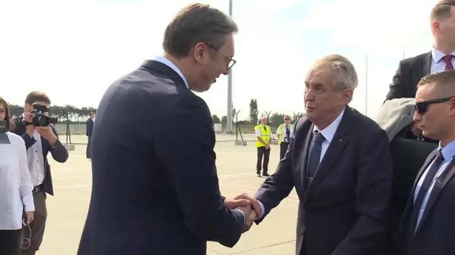 Češkog predsednika Zemana na aerodromu je dočekao predsednik Srbije Aleksandar Vučić