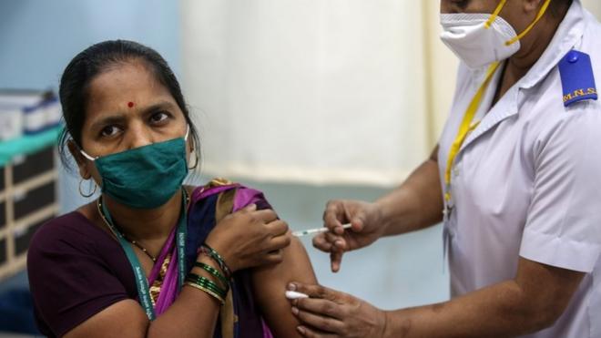 Una mujer recibe una vacuna en Bombay, India.