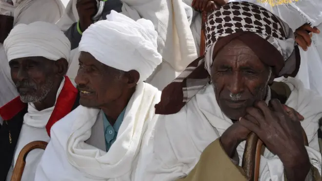 Sheekh Xasan Yimar (Sawir ugu horreeya dhanka midig)