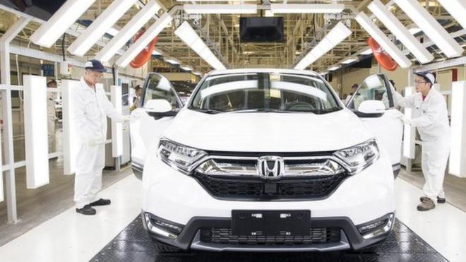 4月12日，在武汉东风本田第三工厂内，工人在车间检测即将出厂的新车。