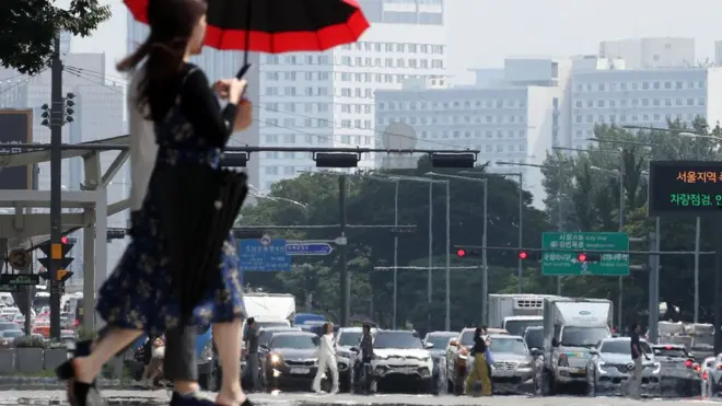 한낮 기온이 36도까지 오르며 전국 대부분이 폭염 경보가 발효된 1일 서울 영등포구 여의대로 일대 아스팔트 위로 아지랑이가 피어 오르고 있다