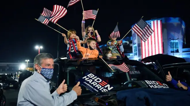 拜登的支持者在街上庆祝。