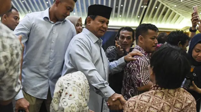 Capres Prabowo Subianto menyalami penyandang disabilitas saat menghadiri peringatan Hari Disabilitas Internasional di Jakarta, Rabu (05/12).