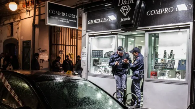 Pljačkaši su koristili spravu za obijanje koju koristi policija kako bi otvorili vrata