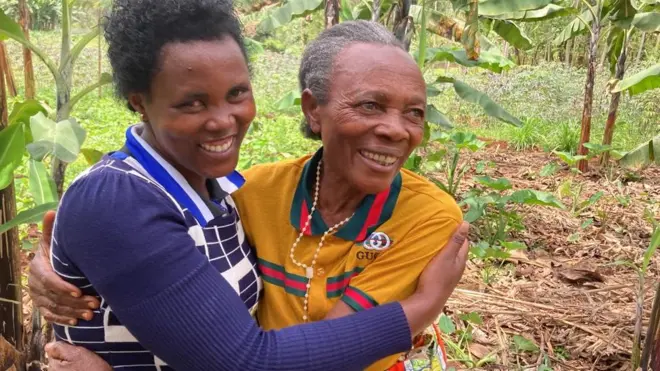 Bernadette akikumbatiana na mkwewe Donata