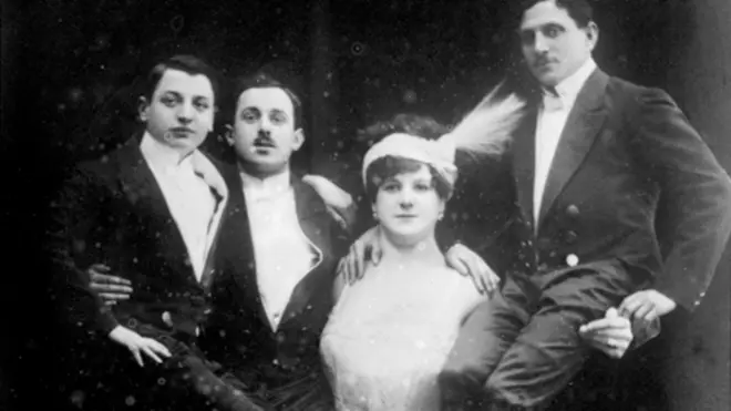 کاتي ساندوینا،' مېرمن هرکولیس' چې درې سړي یې په غېږ کې پورته کړي