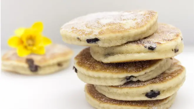 Готовые "милашки". Кстати, вы никогда не задумывались, почему пищевые фотографы непременно подкладывают в кадр что-то несъедобное? Вот тут, например, нарцисс... Он кому-то нужен?