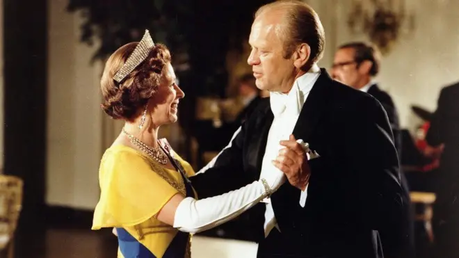 1976年美国建国200周年庆典时，美国总统杰拉尔德·福特（Gerald Ford）在白宫与女王共舞。
