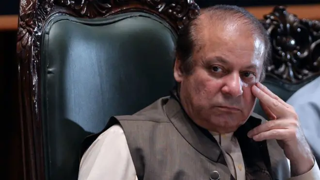 سابق وزیرِ اعظم نواز شریف کے وکیل نے دعویٰ کیا ہے کہ ان کے موکل کو جمعے اور ہفتے کی درمیانی شب معمولی ہارٹ اٹیک ہوا ہے، اس لیے ان کی العزیزیہ ریفرنس میں سزا معطلی کی سماعت جلد کی جائے