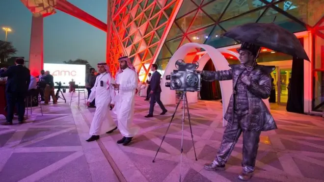 Arab Saudi, kerajaan Islam yang sangat konservatif, pernah memiliki beberapa bioskop pada tahun 1980-an, tetapi ditutup karena meningkatnya pengaruh ulama garis keras.