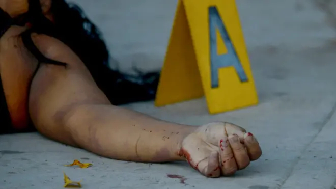 جثة امرأة على الأرض