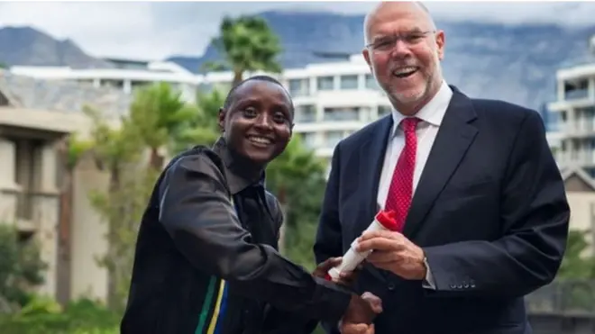 Askwar Hilonga wa tanzania kushoto ametuzwa na WHO kwa uvumbuzi wake