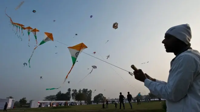 Запуск воздушных змеев очень популярный вид досуга в Индии