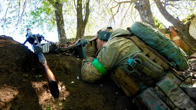 Phóng viên BBC và lính Ukraine nấp dưới hố tránh pháo kích