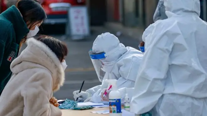 가장 먼저 1분기에 접종을 받는 이들은 감염병 전담병원과 생활치료센터 등에서 코로나19 환자를 치료하는 의료진이다