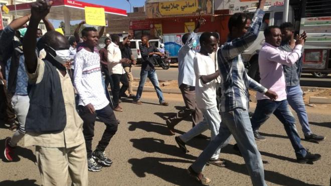 اعتقال عدد من المتظاهرين السودانيين وإطلاق قنابل الغاز لتفريقهم