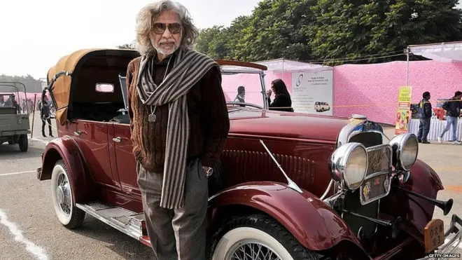 मुजफ़्फ़र अली का पुरानी कारें रखने और कुत्ते पालने का शौक भी जारी है.