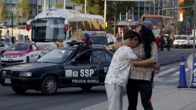 Varias personas en Ciudad de México abandonaron los edificios y se dirigieron a la calle luego de que sonara la alarma sísmica.