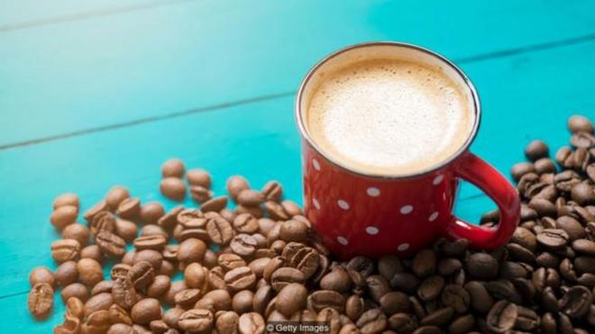 Các công ty cà phê thường không tự loại bỏ cafein - việc này được thực hiện bởi các công ty chuyên nghiệp