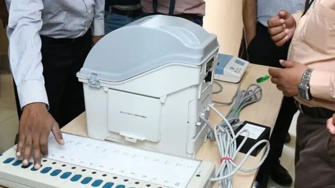 चुनाव आयोग के मॉक पोल में हिस्सा लेते राजनीतिक पार्टी के प्रतिनिधि