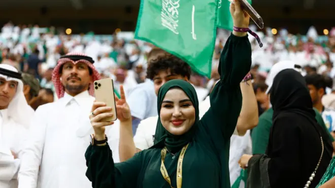 الجمهور السعودي يمني النفس بالوصول إلى دور الستة عشر بعد الفوز التاريخي على الأرجنتين