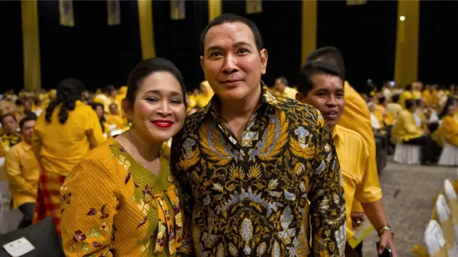 Siti Hediati atau Titiek Suharto bersama dengan adiknya Hutomo Mandala Putra atau Tommy Suharto.