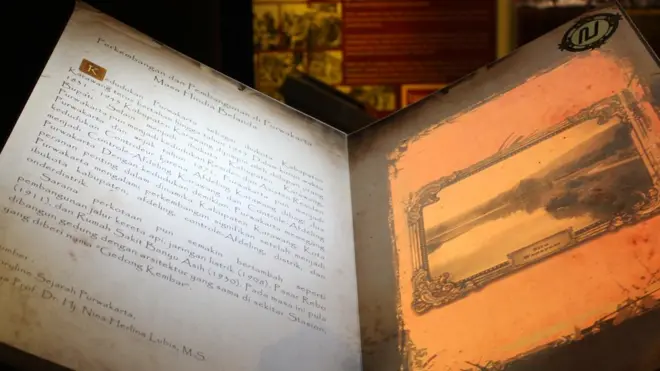 Buku interaktif yang dilengkapi dengan video dan audio.