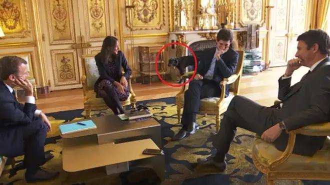 perro de Macron interrumpiendo la reunión