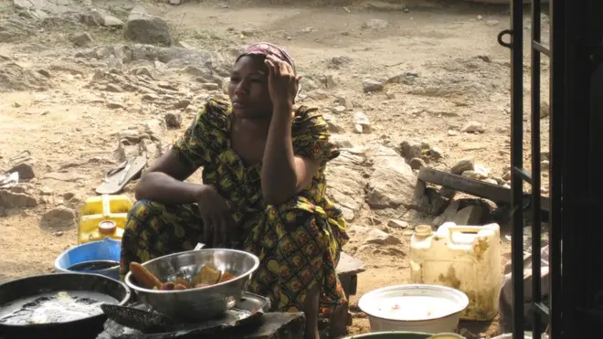 Ọtụtụ mmadụ na arụ ọrụ aka, mọ na azụ ahia