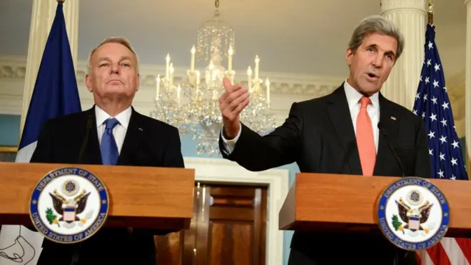 John Kerry kulia katika mkutano na wanahabari