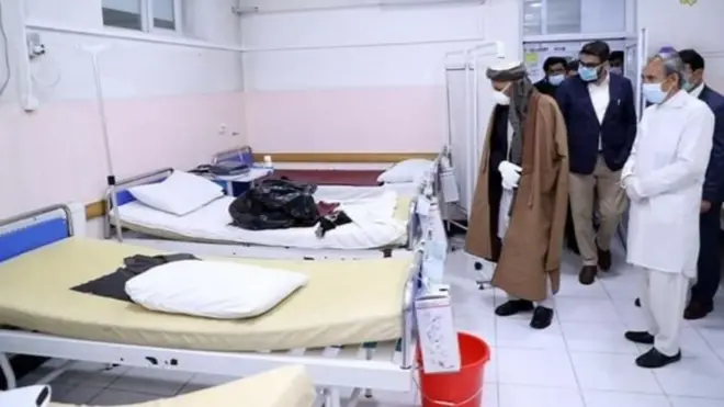 اشرف غني بېګا ناوخته د وسلوالو له خوا په نښه شوي روغتون ته لاړ