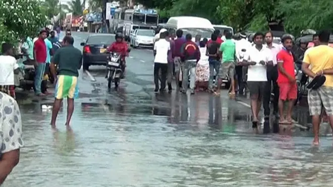 'මල්වාන බියගම ඇතුළු ප්‍රදේශ කිහිපයක බෝට්ටුවල නංවාගෙන ඒමට මුදල් අය කළ පිරිසක් වාර්තා වුනා. හමුදාව ඔවුන් පලවා හැරියා.'