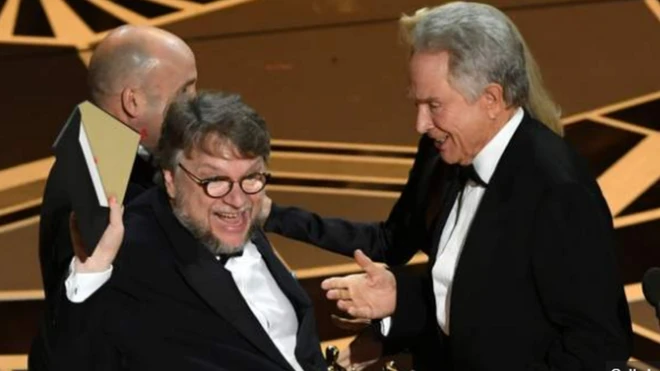 นายกิลเลอร์โม เดล โทโร ผู้กำกับชาวเม็กซิกัน ขึ้นรับรางวัลภาพยนตร์ยอดเยี่ยม