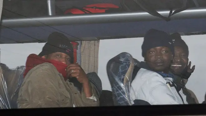 Kamptan kalkan ilk otobüs, 50 Sudanlıyı Fransa'nın doğusundaki Bordeaux kentine götürmek için yola çıktı.