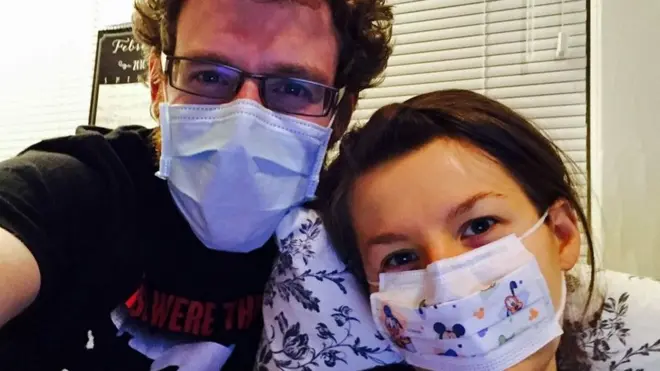 Johanna dan Scott mengambil foto bersama, sebelum Johanna mengalami alergi yang sangat parah terhadap Scott.