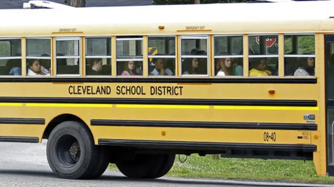 O Distrito Escolar da cidade oferece ônibus para que os alunos vãopalpites goias x coritibauma escola a outra