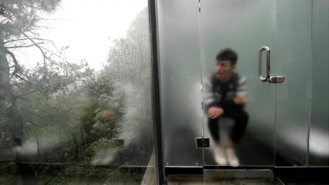 Los turistas van al baño rodeados por la naturaleza.