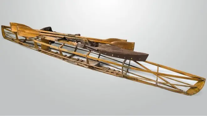 ఇంత చిన్న సైజు పడవలో ఇద్దరు వ్యక్తులు ఉత్తర సముద్రాన్ని దాటి ఇంగ్లాండ్ చేరుకున్నారు.