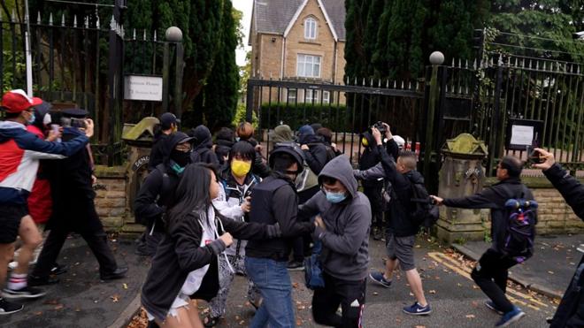 曼徹斯特中國總領事館外身份不明人士與香港示威者衝突（16/10/2022）