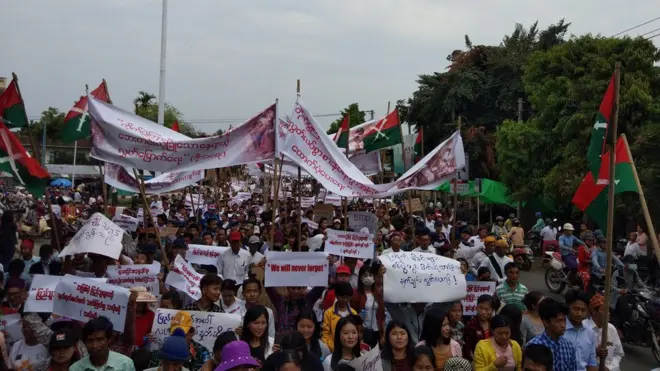 ထောင်နဲ့ချီတဲ့လူတွေ မြစ်ကြီးနားမြို့ပေါ်မှာ ချီတက်လမ်းလျှောက်ပြီး ဆန္ဒထုတ်ဖော်