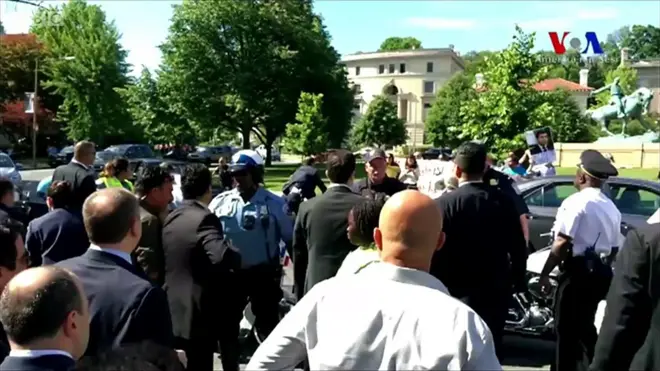 トルコ体制派と反体制派がワシントンで衝突 入り乱れて乱闘