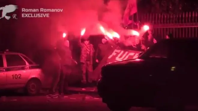 В ходе протестной акции активисты забросали файерами резиденцию посла США в Москве. Фото блогера Романа Романова