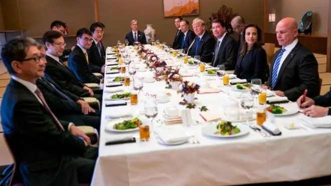 صدر ٹرمپ جاپان میں کھانا نوش کرتے ہوئے