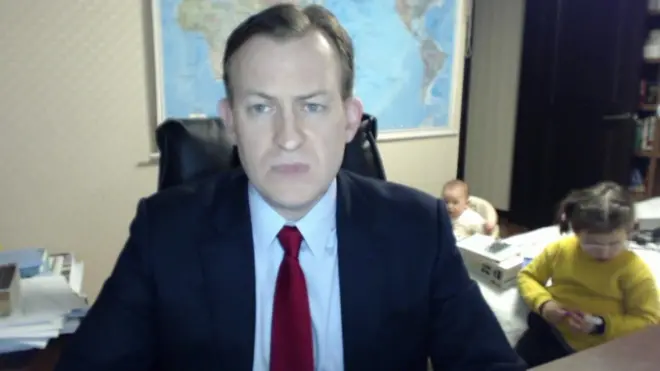 El profesor Kelly con sus hijos en el encuadre.