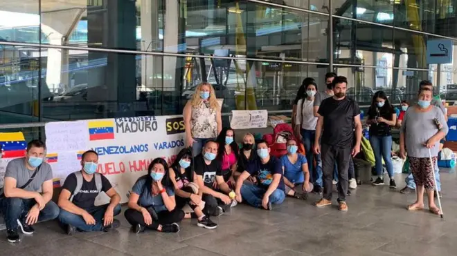 Tras acabárseles el dinero, una treintena de venezolanos ahora pernocta en las inmediaciones del aeropuerto Adolfo Suárez Madrid-Barajas.