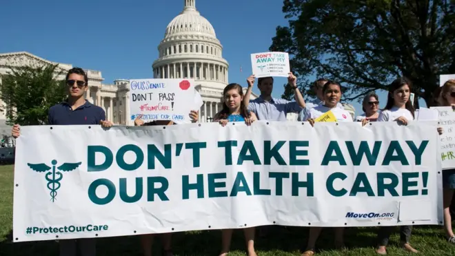 Sejumlah warga AS menentang draf UU Layanan Kesehatan yang dirancang Partai Republik atau dijuluki Trumpcare.
