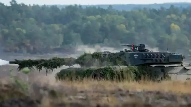 دبابة ألمانية ليوبارد2 تطلق النار في مناورة بشرق أوروبا