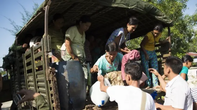 အစိုးရ ဝန်ထမ်းတွေဟာ လုပ်ငန်းခွင် တွေကနေ စွန့်ခွာ တိမ်းရှောင် ခဲ့ရ။