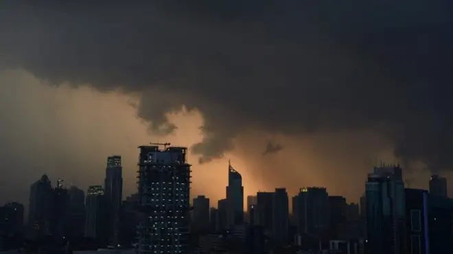 Siklon Cempaka diprediksi akan menyebabkan hujan lebat disertai petir di Jakarta dan banyak kota di selatan Pulau Jawa.