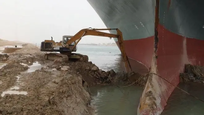 መተላለፊያውን የዘጋችውን መርከብ ለማንቀሳቀስ ጥረት እየተደረገ